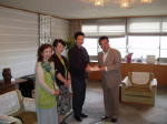 阪口義雄・吹田市長に義援金を手渡す、吉田剛士とマリオネット・マンドオーケストラメンバー代表